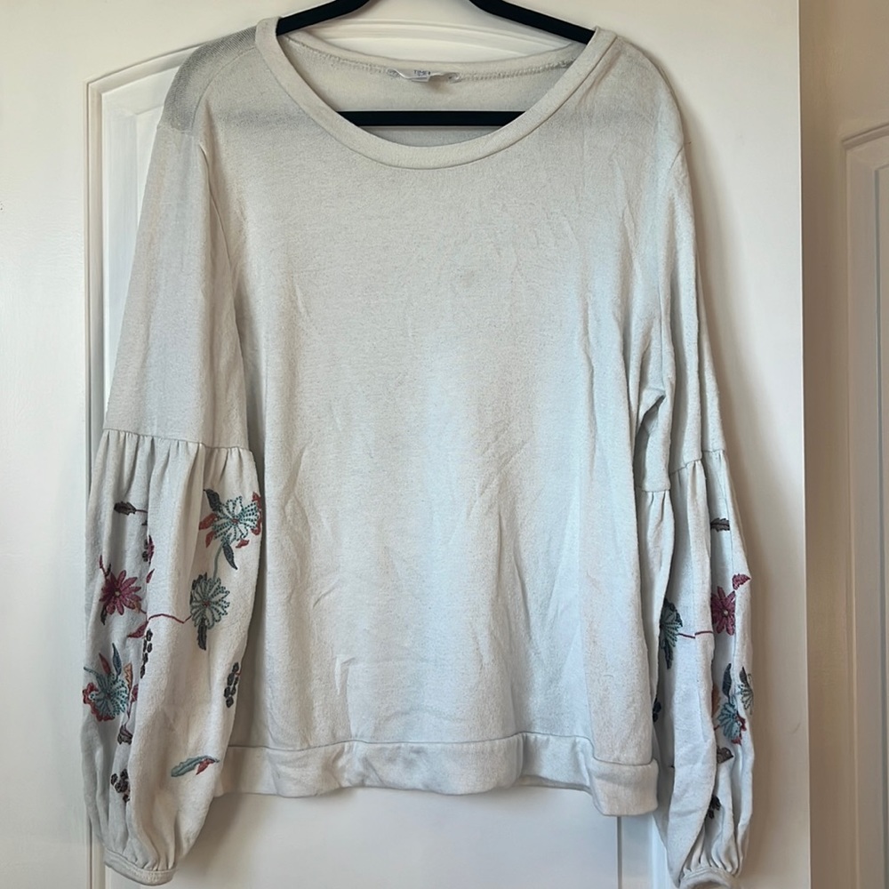 White top with flower embroidered sleeves